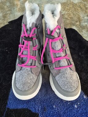 Sorel Black Boot Interior with White Faux Fur Trim